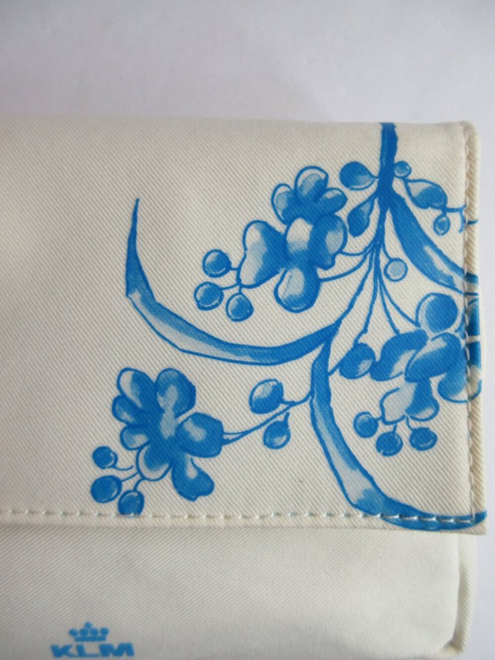KLM Airlines Amenity Kit Pouch 11 pc White Blue Floral Design by Rijks & Rituals - Picture 5 of 14